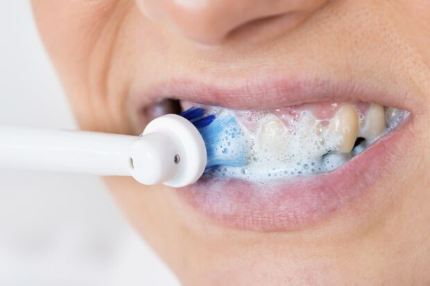 использование зубной щетки
