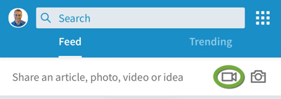 Найдите значок видеокамеры в мобильном приложении LinkedIn.