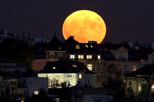 Если супер луна рядом с землей, поверхность луны становится красной