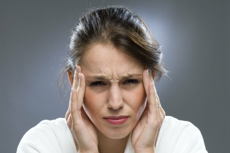 Многие ситуации могут вызвать головную боль.