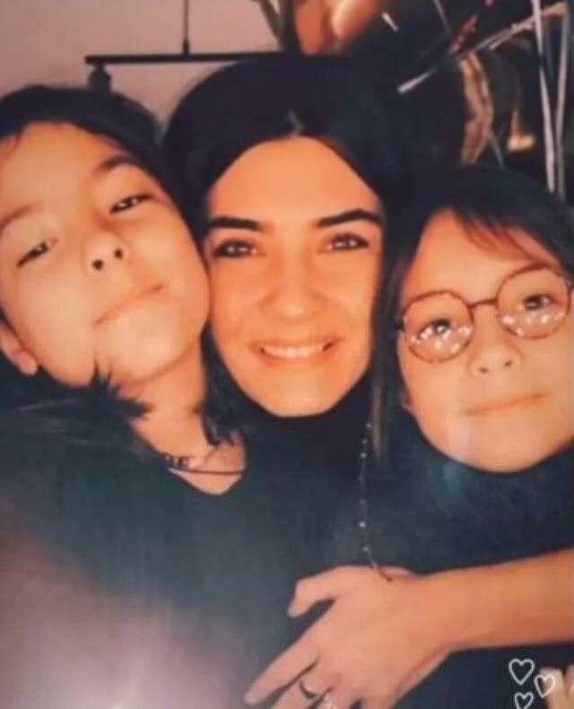 Туба Бюйюкюстюн поделилась снимком с дочерьми