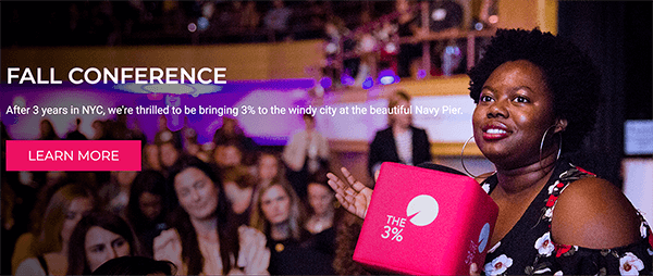 Это скриншот с сайта The 3% Conference. На фото черная женщина держит ярко-розовый куб с напечатанным на нем логотипом конференции. Позади нее - толпа женщин на конференции. Белый текст над изображением гласит: «После 3 лет в Нью-Йорке мы очень рады, что принесем 3% в ветреный город на красивом Военно-морском пирсе». Ярко-розовая кнопка говорит «Узнать больше». Мелисса Кассера говорит, что эта конференция - пример бизнеса с квестовой историей.