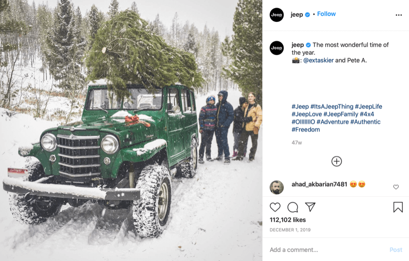 Пост в instagram от @jeep, показывающий семью в конце охоты за елкой с деревом на крыше джипа, глубоко в снегу и дереве деревьев