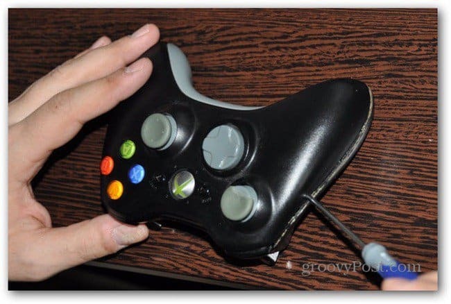 Измените аналоговые джойстики контроллера Xbox 360, разберите корпус контроллера