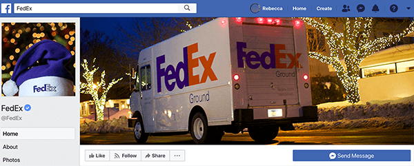 Это скриншот страницы FedEx в Facebook. В праздничные дни изображение профиля представляет собой фиолетовую шляпу Санты с надписью FedEx на белой полосе. На обложке изображен грузовик FedEx, проезжающий мимо домов, украшенных фонарями.
