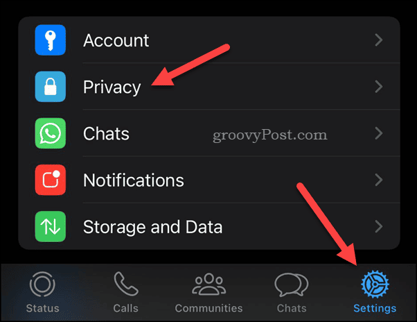 Откройте настройки конфиденциальности WhatsApp на iPhone.