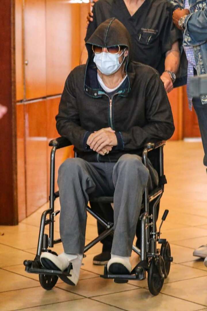 Брэд Питт выходит из инвалидной коляски 