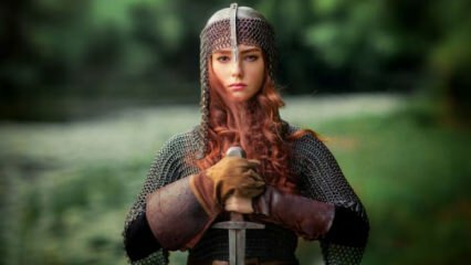 Шведская девчонка нашла 1500-летний меч в озере