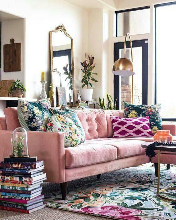 Нежно-розовый диван в розовом цвете 