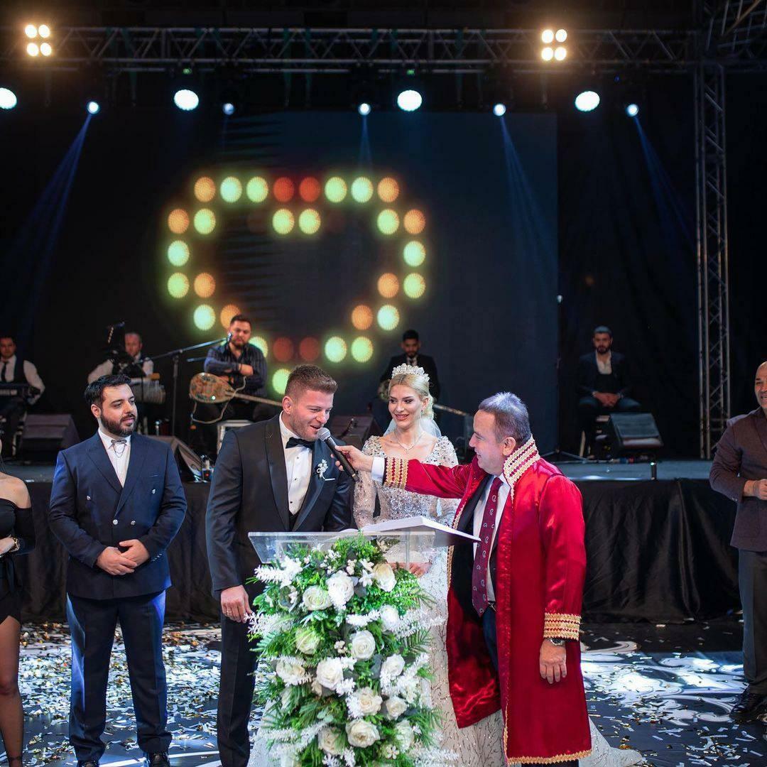 Свадьбу знаменитой пары устроил мэр столичного муниципалитета Анталии.