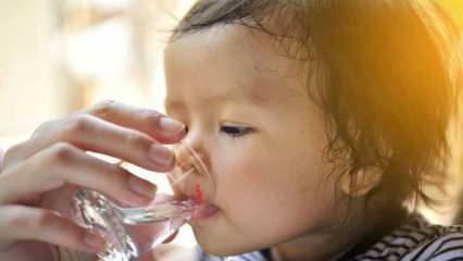 Как следует давать воду младенцам? Можно ли давать воду детям до шести месяцев?