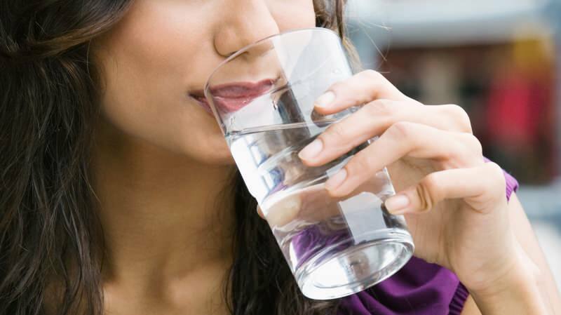 Вредно ли пить воду между приемами пищи?