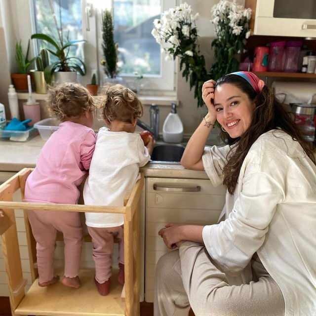 Поделиться от ее матери-близнеца Пелин Акил, которая заставляет улыбаться вместе с ее детьми!