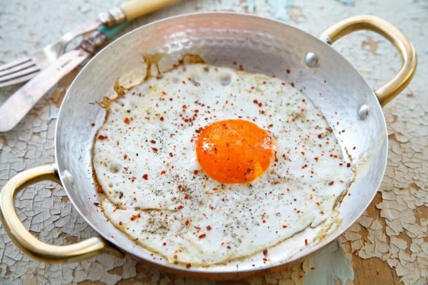 Яйцо в сковороде