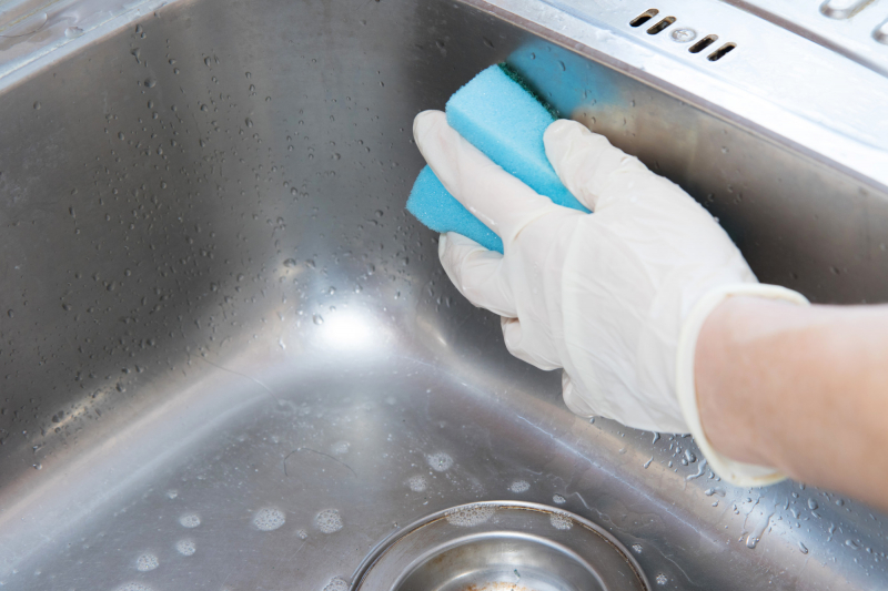 Как почистить кухонную раковину? Окончательное решение, которое делает кухонную раковину блестящей