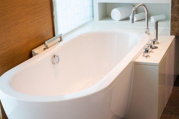 Как почистить дыру и потрескавшуюся ванну?