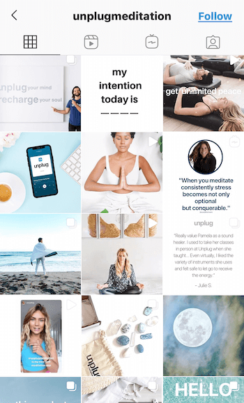пример скриншота ленты Instagram @unplugmeditation, показывающий цитаты, продукты и людей в различных позах, принимающих лекарства, в голубых, коричневых и белых тонах, чтобы способствовать расслаблению и умиротворению.