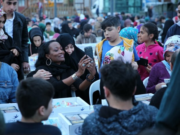 Мусульманская певица Делла Майлз сделала свой ифтар в Стамбуле