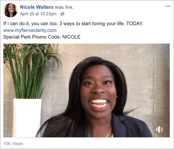 Николь Уолтерс делится живым видео в Facebook, продвигающим свой курс Fierce Clarity. Она появляется в деловой одежде перед нейтральной стеной и высоким бамбуком в белом кашпо.