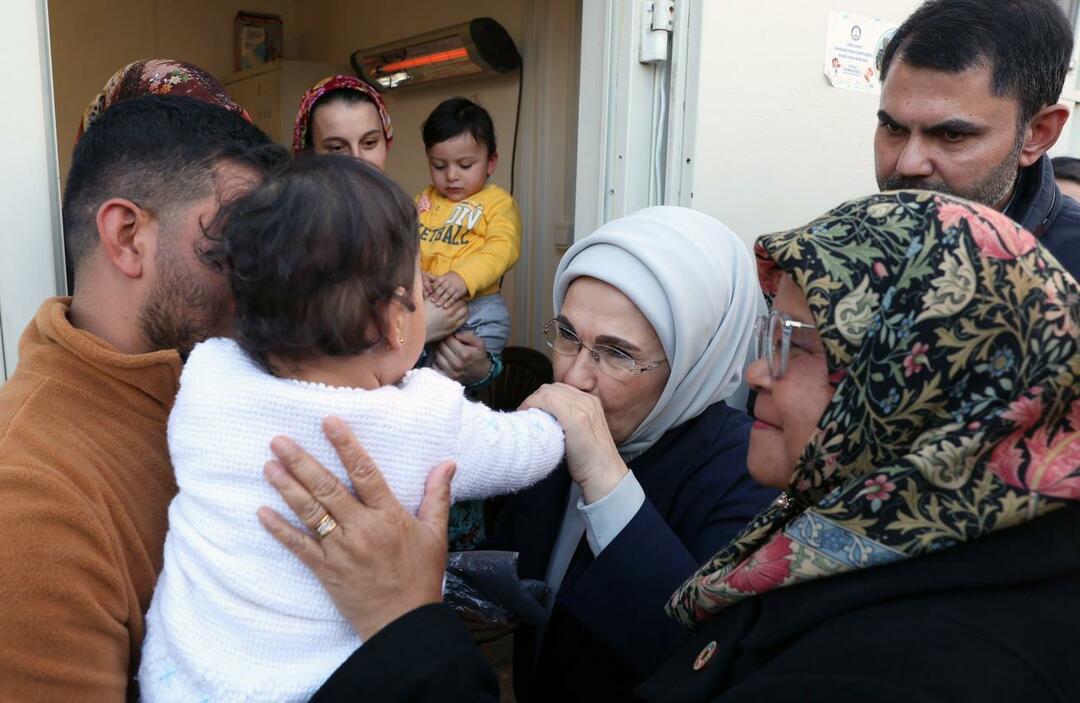 Эмине Эрдоган посетила семьи пострадавших от землетрясения