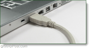 подключите USB-кабель от телефона к порту компьютера