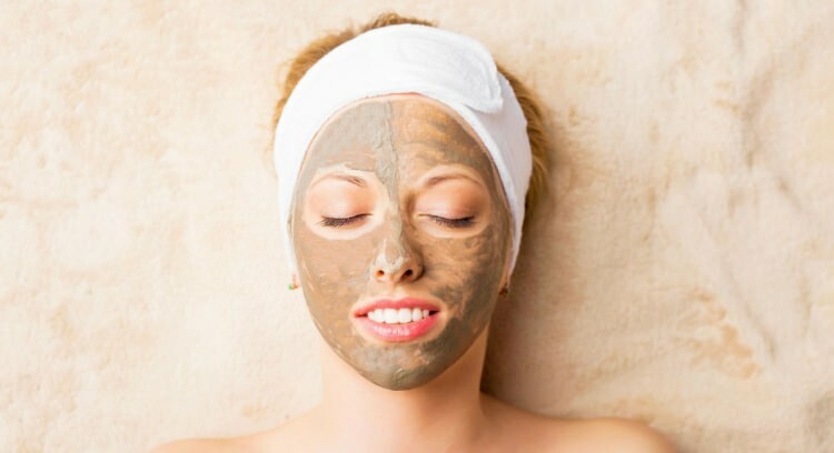 Чтобы правильно очистить кожу: нанесите глиняную маску