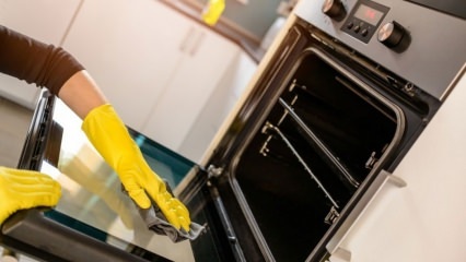 Как почистить внутреннюю часть духовки?