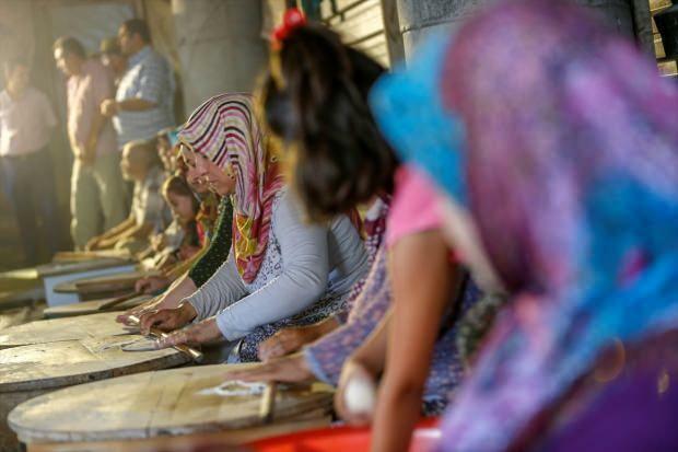 70 женщин из Анталии делают блины, продавая блины