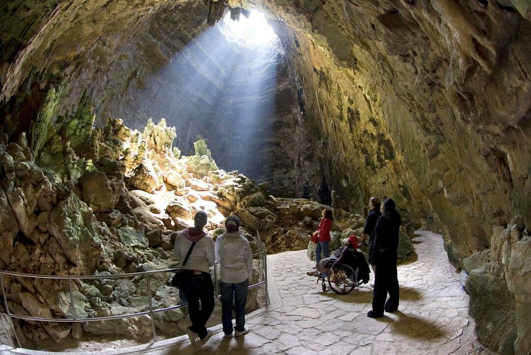 Пещеры Гротте ди Кастеллана