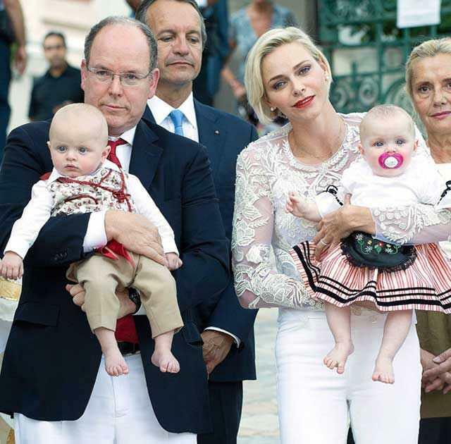 Принц Монако Альберт, принцесса Шарлен и их близнецы