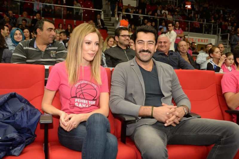 из розовой корзины, в которой присутствовали Синем Кобаль и его жена Кенан Имирзалиоглу 