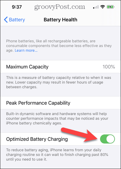 Включите или отключите Оптимизированную зарядку аккумулятора на экране состояния аккумулятора iPhone