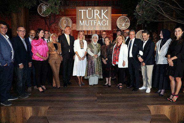 Он был опубликован под руководством Эмине Эрдоган! Турецкая кухня со столетними рецептами книга в 2-х разделах...