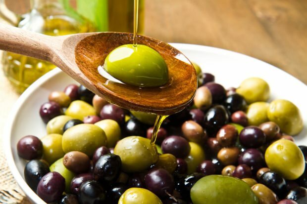 Каковы преимущества оливок? Как употребляется оливковый лист? Если вы проглотите семена оливок ...