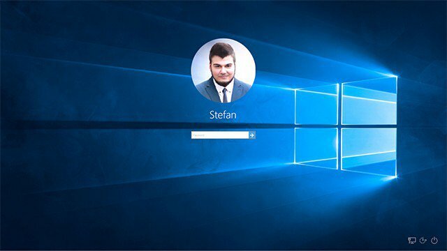 Экран входа в систему Windows 10 Hero Image