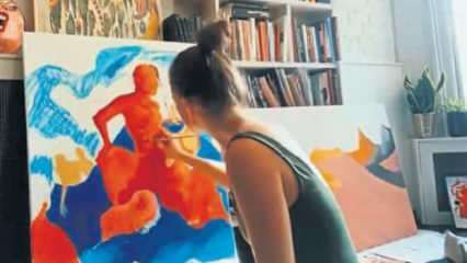 Ясемин Аллен проводит свои карантинные дни, занимаясь искусством дома