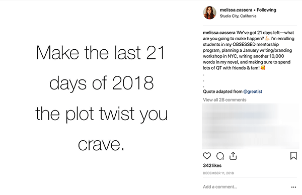 Это скриншот сообщения в Instagram Мелиссы Кассера. Он имеет белый фон и черными буквами написано: «Сделайте последние 21 день 2018 года тем поворотом сюжета, которого вы так жаждете».