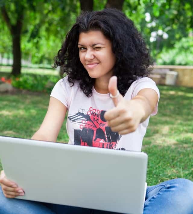 Девушка на ноутбуке в парке