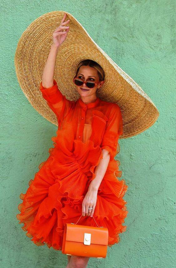 Комбинация с оранжевым платьем