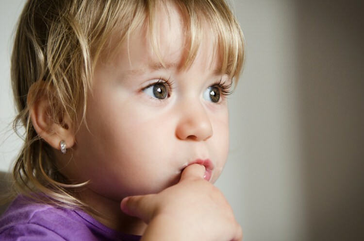 Когда следует прокалывать уши детей?