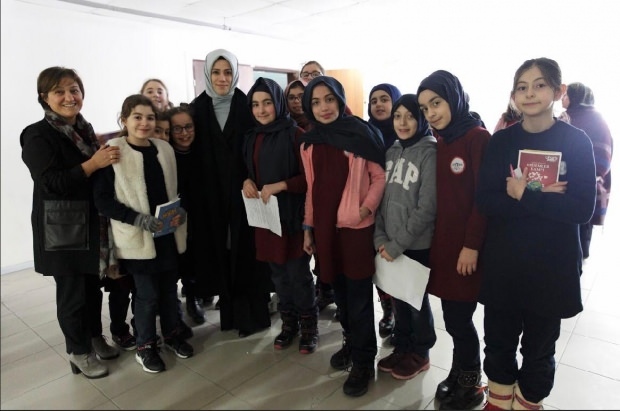 Эсра Албайрак на церемонии награждения победителей проекта Visionary Goals for Girls!