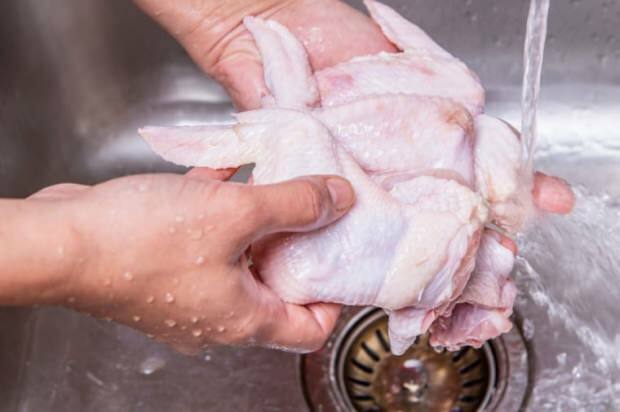 Как следует чистить курицу?