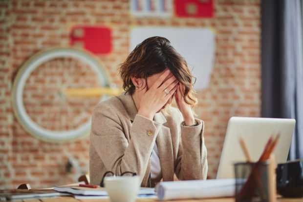 чрезмерный стресс вызывает постоянную усталость в рабочей среде