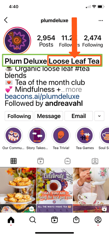 пример профиля Instagram для @splumdeluxe, показывающий ключевые слова "сливы делюкс" и "листовой чай" в биографии их страницы, что позволяет им хорошо отображаться в результатах поиска