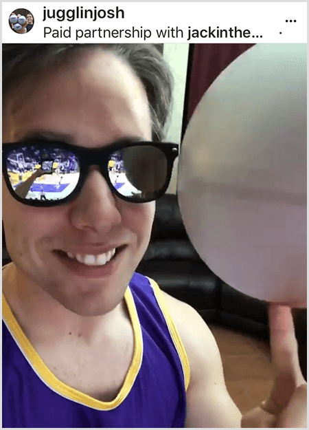 Джош Хортон публикует фото для кампании с участием Джека в коробке и LA Lakers. Джош носит зеркальные солнцезащитные очки и майку «Лейкерс» и улыбается в камеру, вращая мяч.