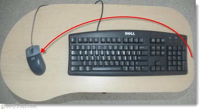 установите мышь слева от клавиатуры