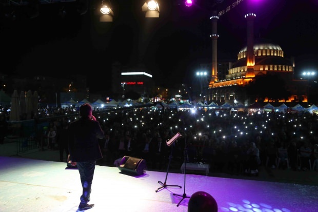 Боснийские артисты Зейд Чото и Эшреф Зия Терзи дали концерт в Багыларе 