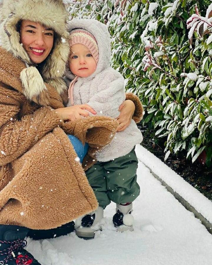 Снежная поза с дочерью Лейлой от актрисы Седы Бакан!