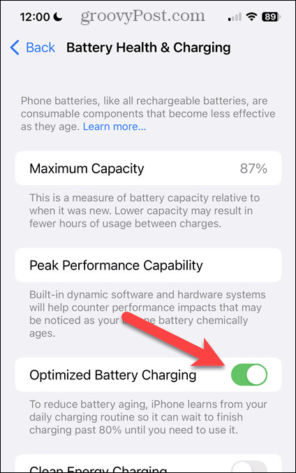 Включите или отключите оптимизированную зарядку аккумулятора на экране «Состояние аккумулятора и зарядка» iPhone.