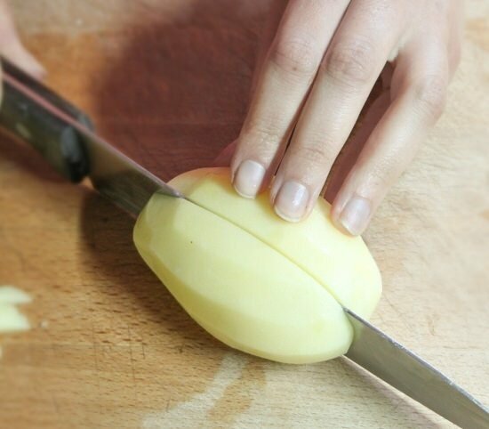 Как нарезать ломтик яблока?